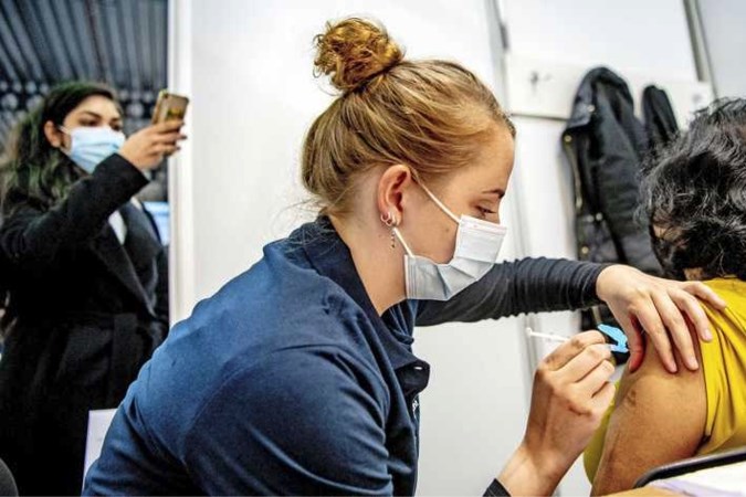 Paniekvoetbal in prikbeleid: ‘Stoppen met AstraZeneca niet verantwoord’