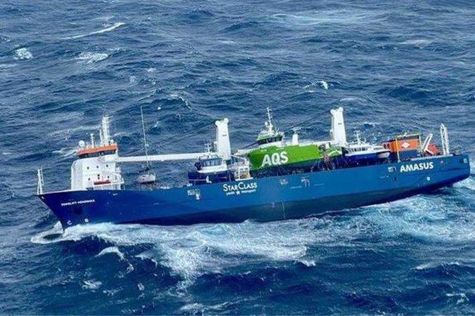 Vrachtschip op ruwe zee in problemen: laatste bemanningsleden van boord