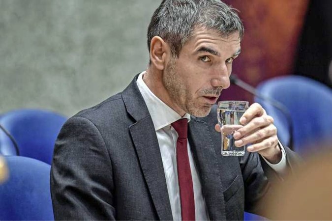 Blokhuis ziet heil in minimum alcoholprijs, duurdere sigaretten en suikertaks