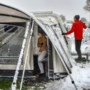 Toeristen in Limburg verrast door sneeuw: ‘Pfff...niet normaal. Het lijkt wel of ik op wintersport ben’