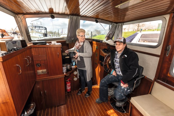 De Duitse Britta en Jörg voelen zich helemaal thuis op hun boot in Ohé en Laak: ‘Nederland is qua vaarwegen mega’