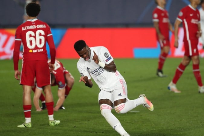 Vinícius leidt Real Madrid met twee treffers langs Liverpool