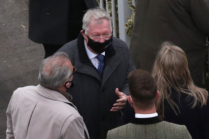 Oud-voetbaltrainer Alex Ferguson pakt treble in paardenraces in Aintree
