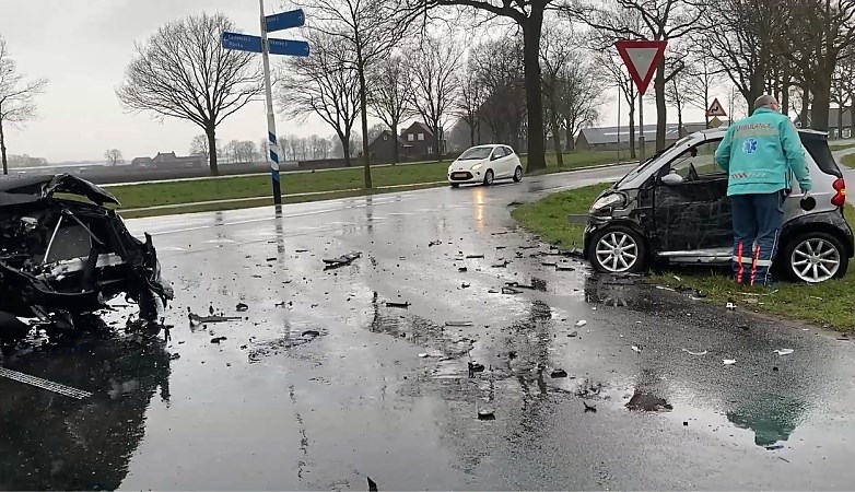 Twee auto’s botsen op kruising in Leunen, een persoon gewond naar ziekenhuis