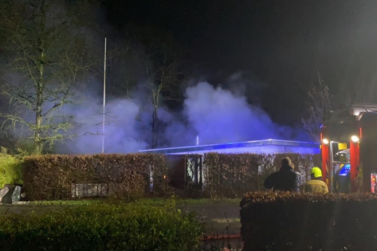 Video: Chalet volledig uitgebrand op vakantiepark in Maasbree