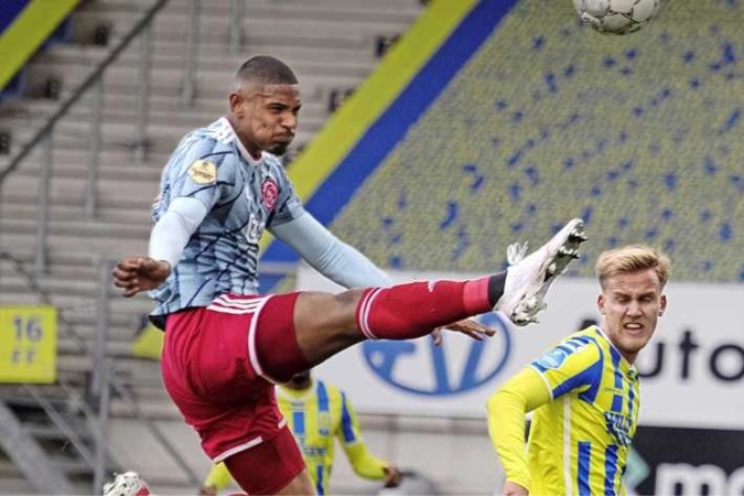Ajax met hakken over de sloot langs RKC, maar titel lonkt
