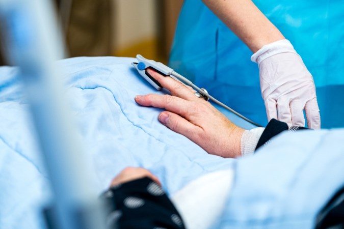 Meer coronapatiënten opgenomen in ziekenhuizen, gemiddeld aantal besmettingen loopt verder op