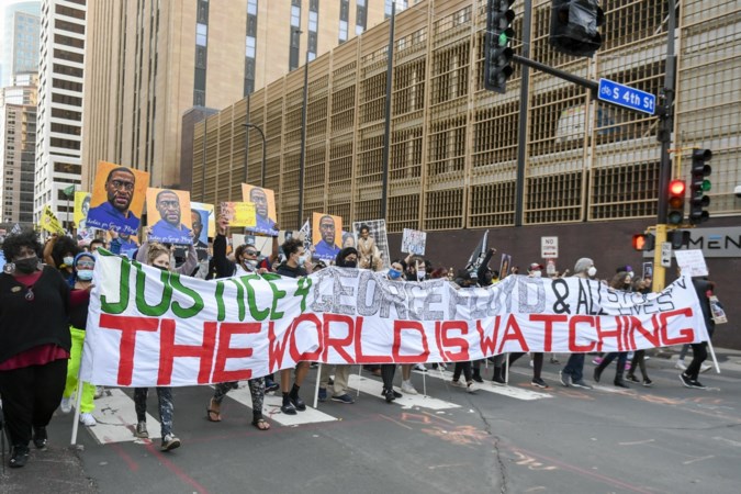 Agent doodt zwarte man in Minnesota na protest tegen politie
