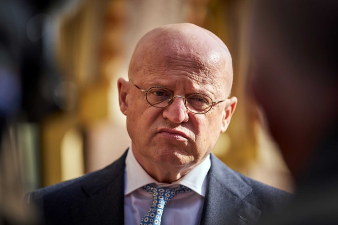Grapperhaus wil retweeten van privégegevens van agenten strafbaar stellen: ‘Ik wil hier een kruistocht van maken’