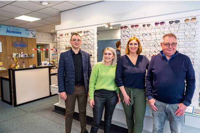 Derde generatie van familiebedrijf Optiek Janssen in Geleen viert 65-jarig jubileum