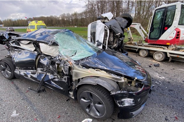 Ravage na botsing op A2 bij Kelpen-Oler, automobilist raakt gewond