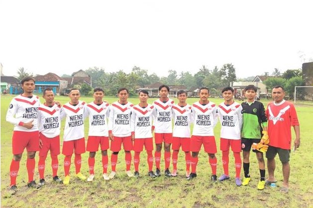 Indonesische voetballers in tenues van MVC’19 Maasbree