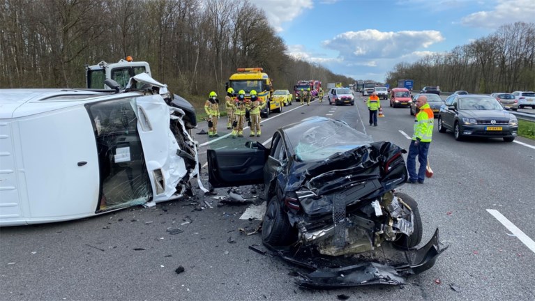 Ravage na botsing op A2 bij Kelpen-Oler, automobilist raakt gewond
