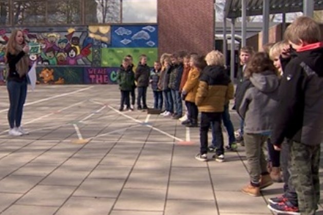 Leerlingen basisschool St Jozef in Merkelbeek krijgen rekenles in de buitenlucht