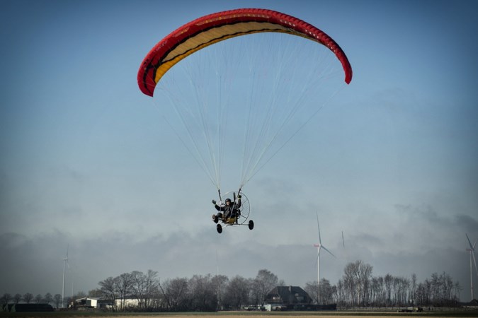 Robert (46) uit Amstenrade is paramotorvlieger: ‘Net zo vrij in de lucht als een motorrijder op de weg’ 