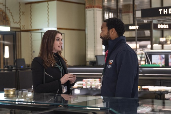 Actrice Anne Hathaway als dievegge in warenhuis tijdens lockdown: ‘In de pauzes tussen de filmopnames kon ik fijn rondneuzen in het verlaten Harrods’
