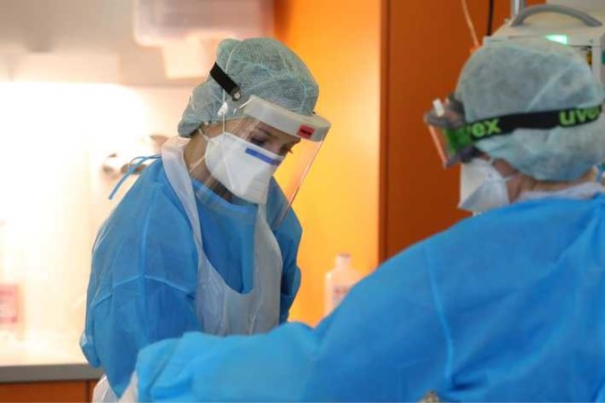 Opnieuw minder coronapatiënten opgenomen in ziekenhuizen, flinke daling nieuwe coronagevallen