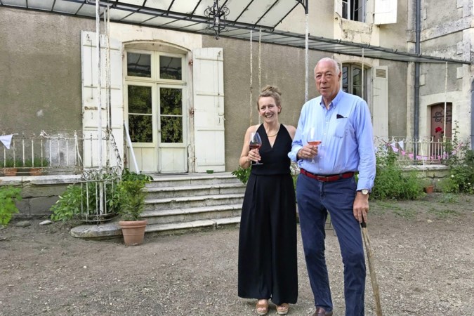 Chaotische kasteelvrouw Emmy uit ‘Ik Vertrek’ krijgt eigen realityshow: ‘Ik ben echt niet de nieuwe Martien’