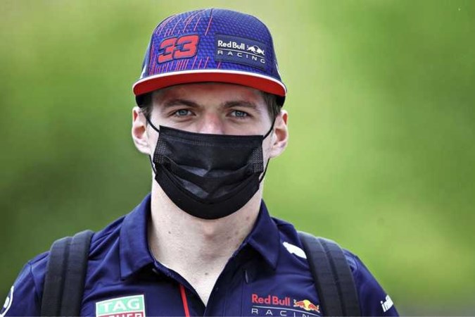 Max Verstappen gaat in gesprek met collega’s en wedstrijdleiding