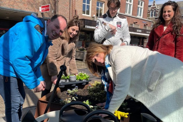 Onderneemsters Q4 Venlo geven wijk meer kleur met nieuwe plantenbakken