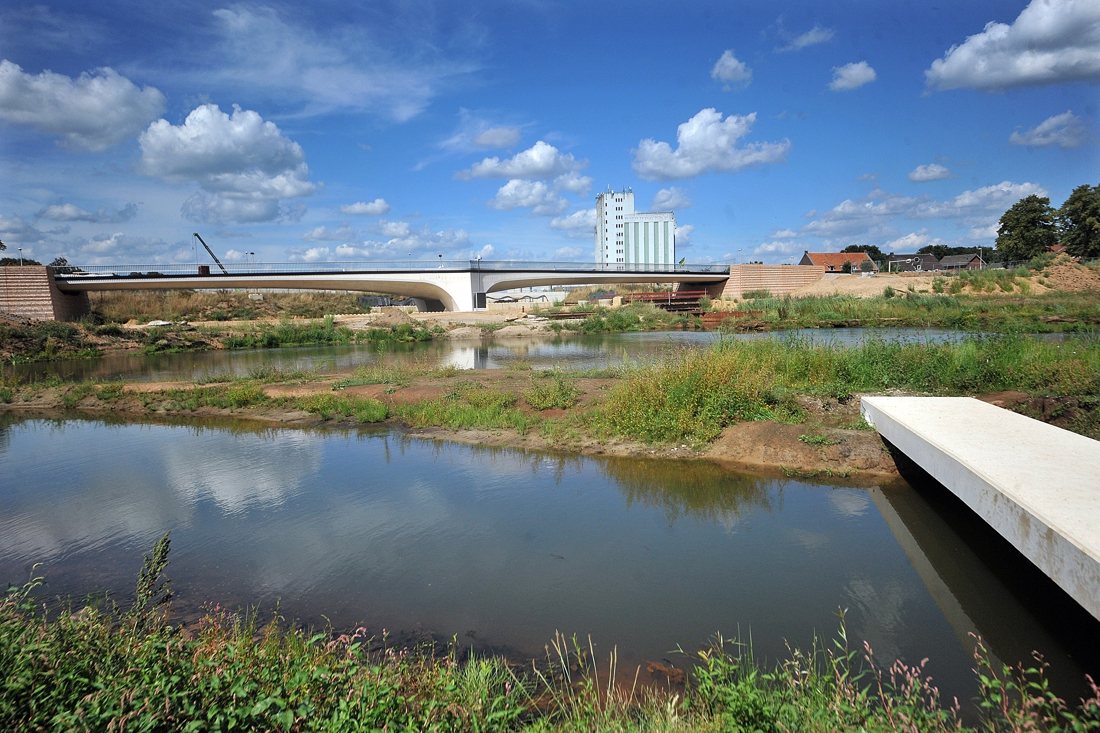 Na vier liedjes nu ook boek over Ooijen-Wanssum - De Limburger