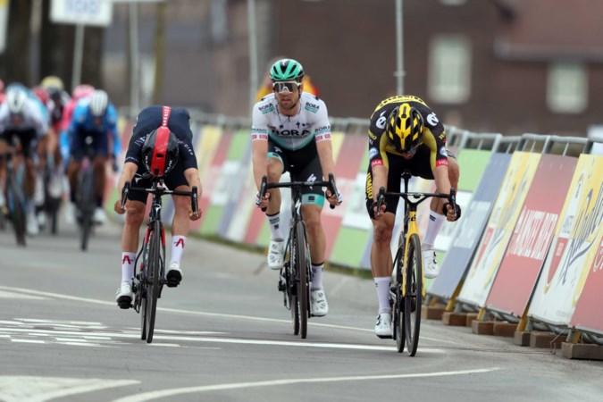 Wout van Aert wint Amstel Gold Race na millimetersprint; Belg van Jumbo-Visma blijft Tom Pidcock dit keer wel voor