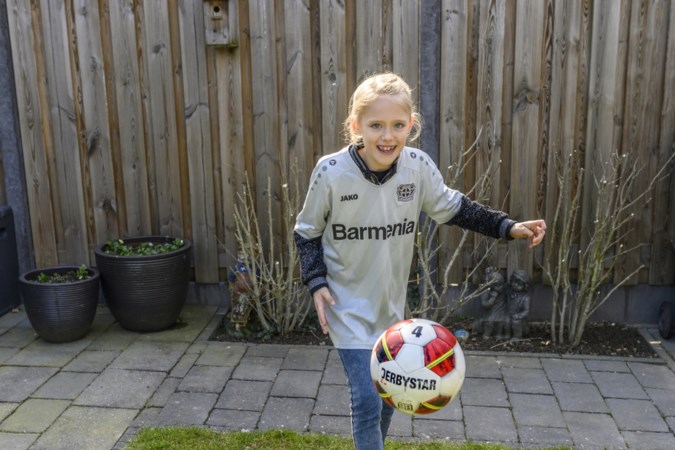 Ayana Heuts (9) jongste Bayer Leverkusen-speelster ooit: ‘Ooit hoop ik voor Barcelona te spelen’