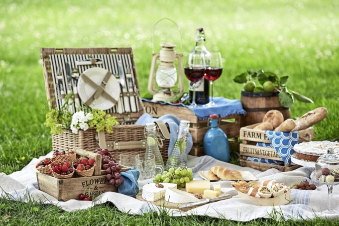 Binnenshuis picknicken en cider in plaats van rosé: dit zijn de nieuwste picknicktrends