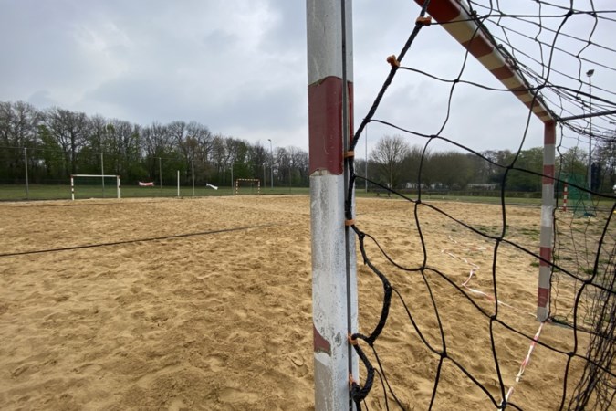 Meer ruimte voor sporten in het zand in Stein, extra veld en tribune