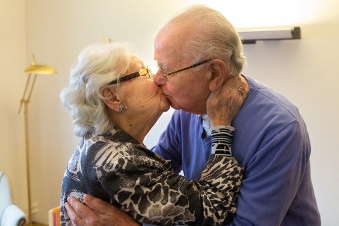 Jan (88) en Truus (87) zijn bevrijd van coronagijzeling: ‘Stiekem kusjes geven hoeft niet meer’