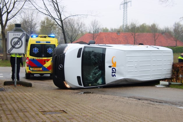 Bezorgbus op zijn kant na ongeluk in Kessel