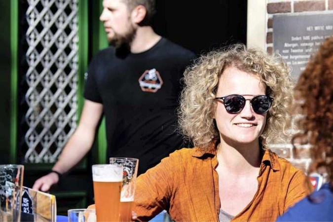 Met T-shirt op terras op 28 april? ‘Uit de wind, in de zon, is het best lekker’