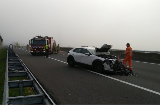 Auto ziet door mist vrachtwagen op A73 niet en botst: een gewonde