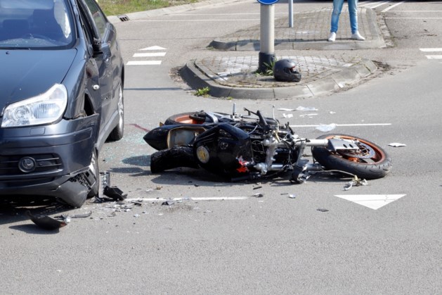 Motorrijder ernstig gewond na aanrijding met auto in Molenhoek