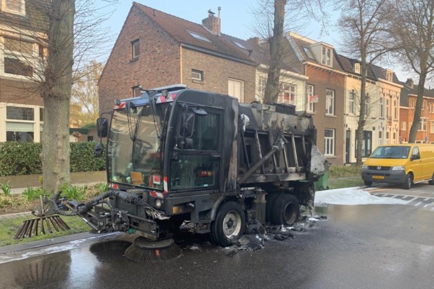 Veegwagen Maastricht brandt uit, oorzaak onbekend