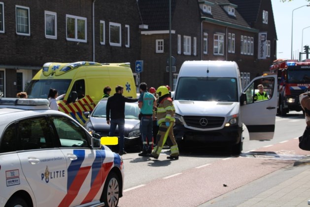 Botsing tussen busje pakketdienst en auto in Heerlen