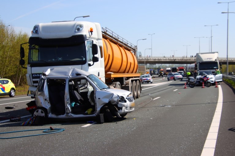 Automobilist bekneld na aanrijding met vrachtauto op A73: traumahelikopter geland