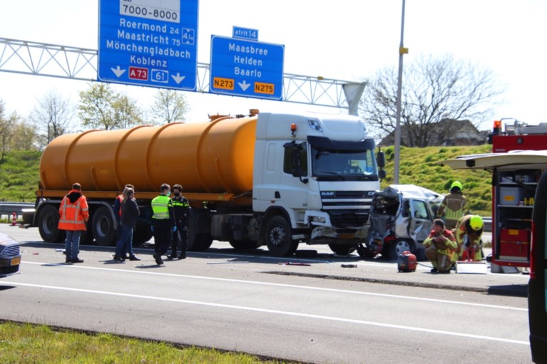 Automobilist bekneld na aanrijding met vrachtauto op A73: traumahelikopter geland