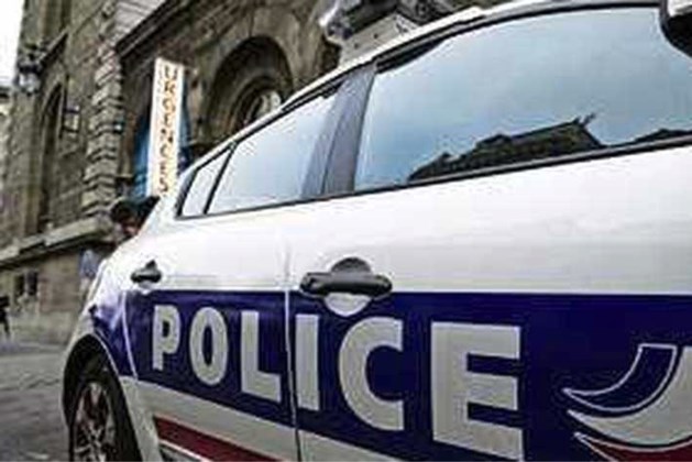 Politiemedewerkster doodgestoken bij politiebureau buiten Parijs