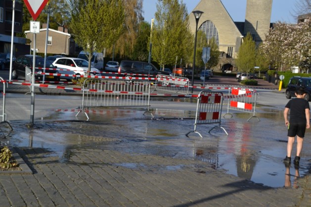 Straat deels vol water door leidingbreuk in Eygelshoven