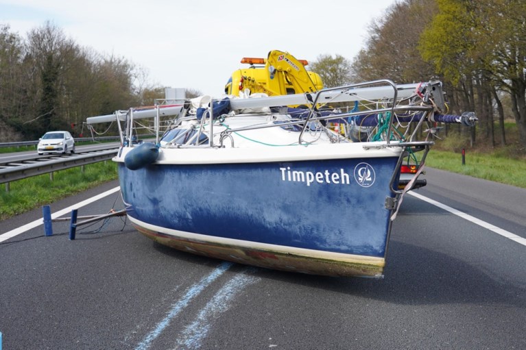 Video: Verbazing bij automobilisten: een boot op de snelweg
