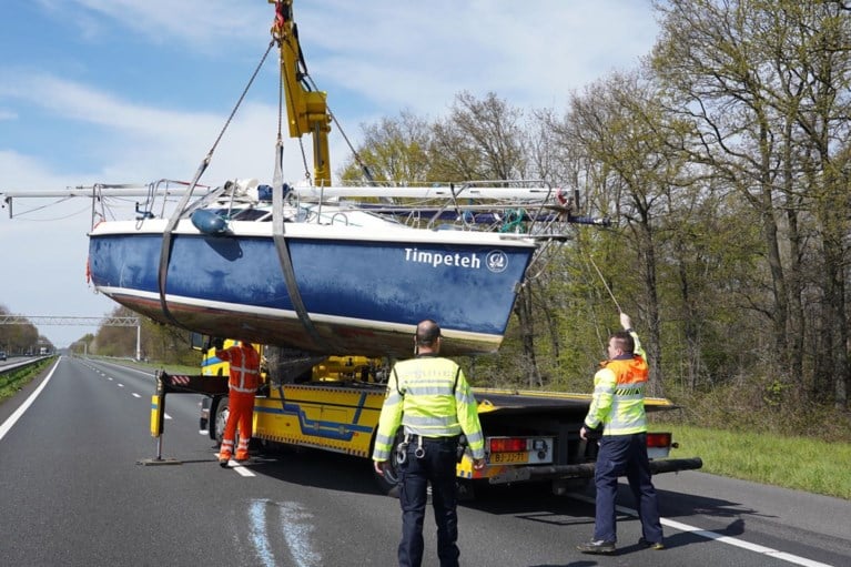 Video: Verbazing bij automobilisten: een boot op de snelweg
