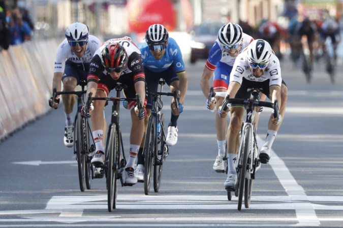 Tadej Pogacar klopt Julian Alaphilippe op de streep in Luik