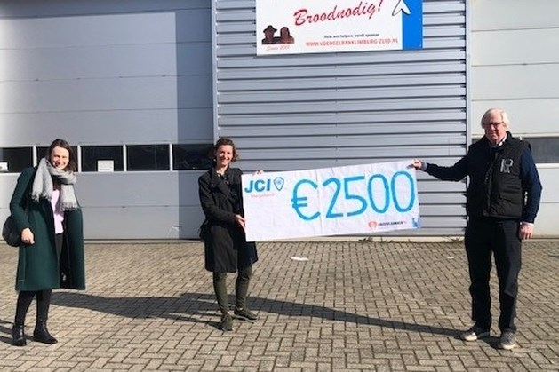 Junior Chamber International Mergelland doneert 2500 euro aan Voedselbank Zuid-Limburg
