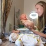 Jolien maakt levensecht uitziende babypoppen: ‘Ik maakte er ooit een voor een stel dat hun dochter had verloren’