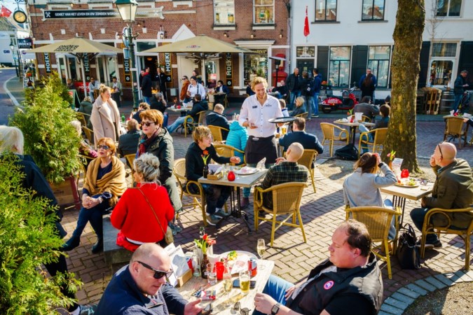 Rutte: burgemeesters moeten strenger optreden tegen drukte op terrassen en in winkels