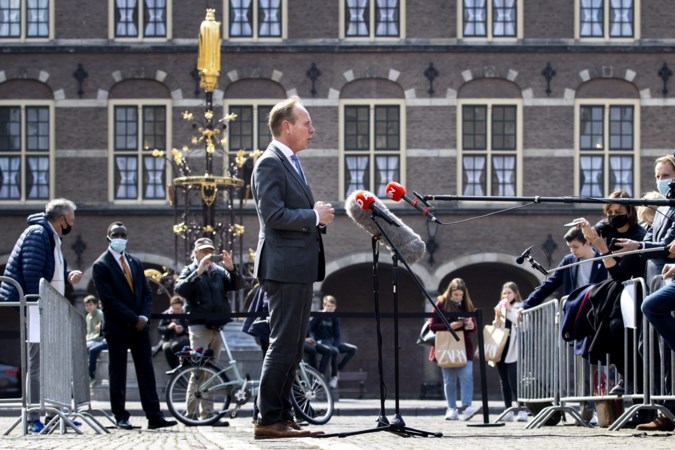 Onrust op het Binnenhof wanneer iemand bij verkenner Herman Tjeenk Willink vandaan komt