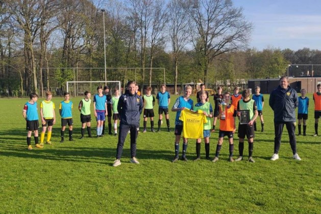 VVV overhandigt jeugdteam Wittenhorst alsnog shoot out-trofee 