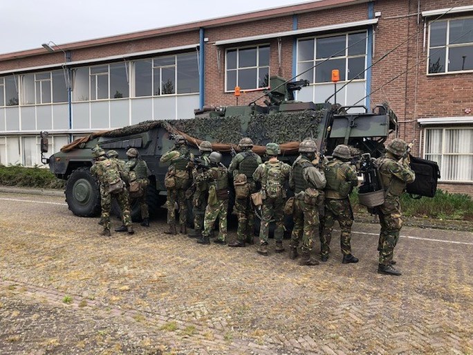 Video: Landmachtoefening: gewapende bestorming van gevaarlijk drugslab op oud-Philipsterrein