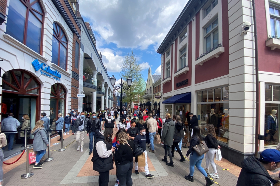 Drukte in Outlet Roermond: rijen met wachttijden van wel vie - De  Limburger Mobile